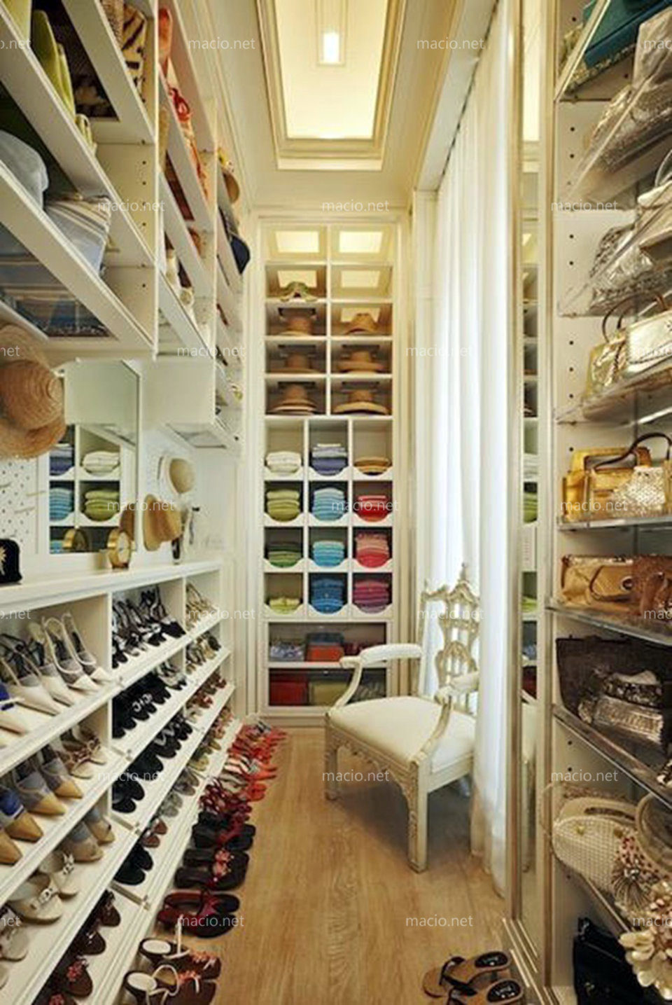 Высокие шкафы для одежды в гардеробной
