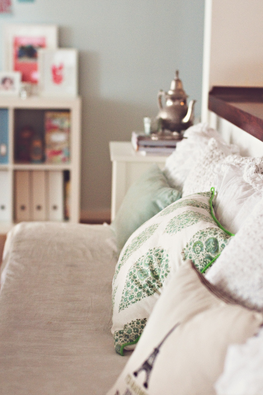Небольшой диван с мягкими подушками в уютном интерьере квартиры