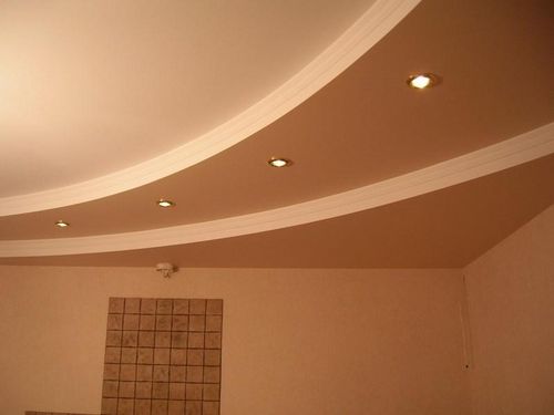 Потолки из гипсокартона фото в зал: двухуровневые подвесные потолки, красивый дизайн с подсветкой, натяжной