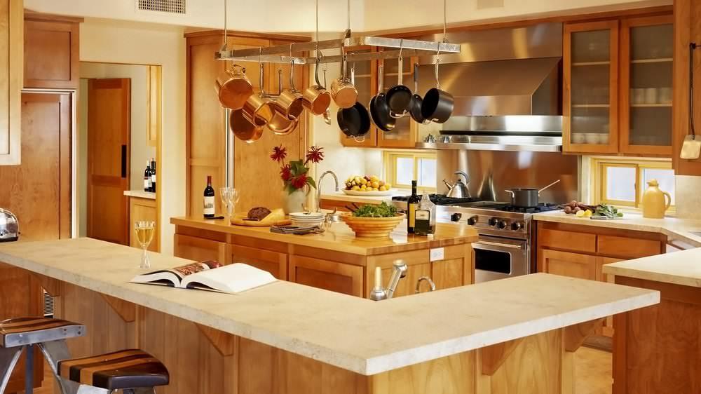 Обилие кухонной утвари на видном месте характерно нескольким стилям 