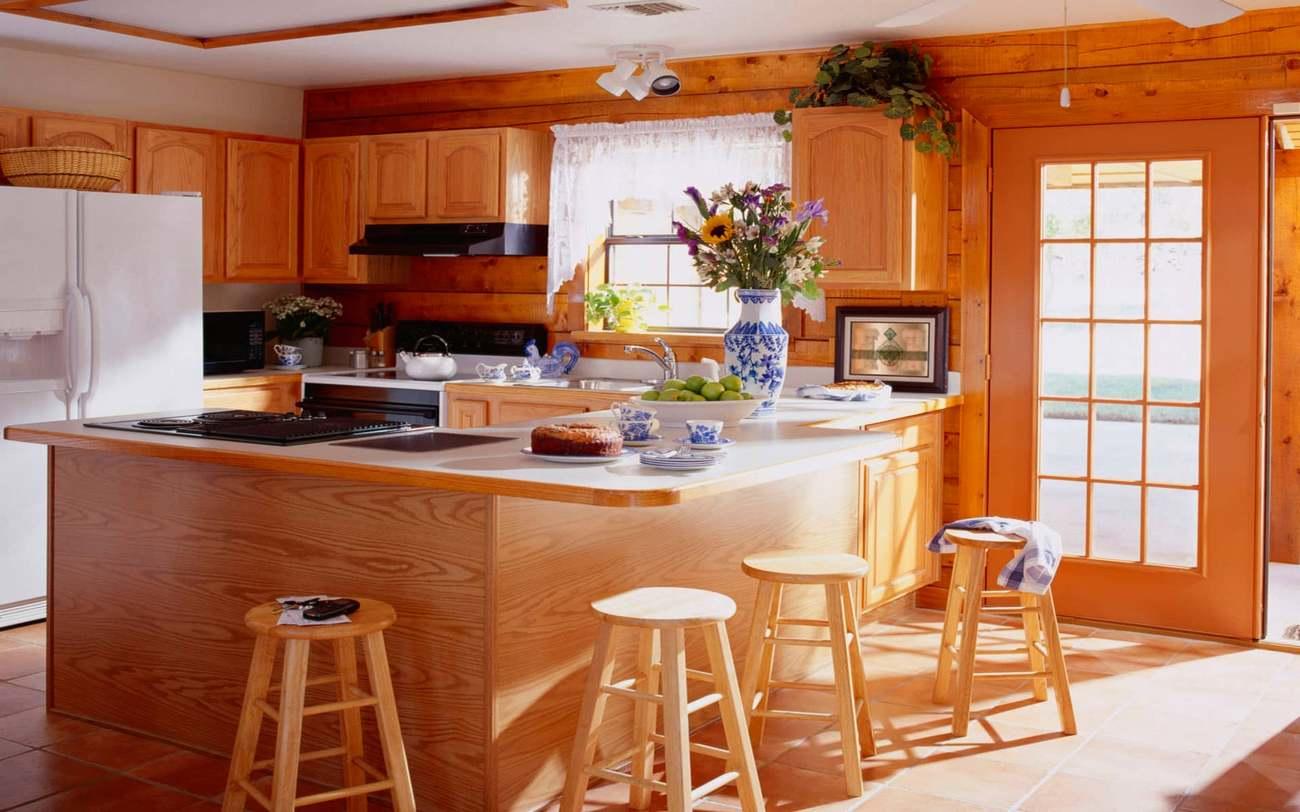 Как и в любой жилой постройке, в деревянном доме особое место занимает кухня