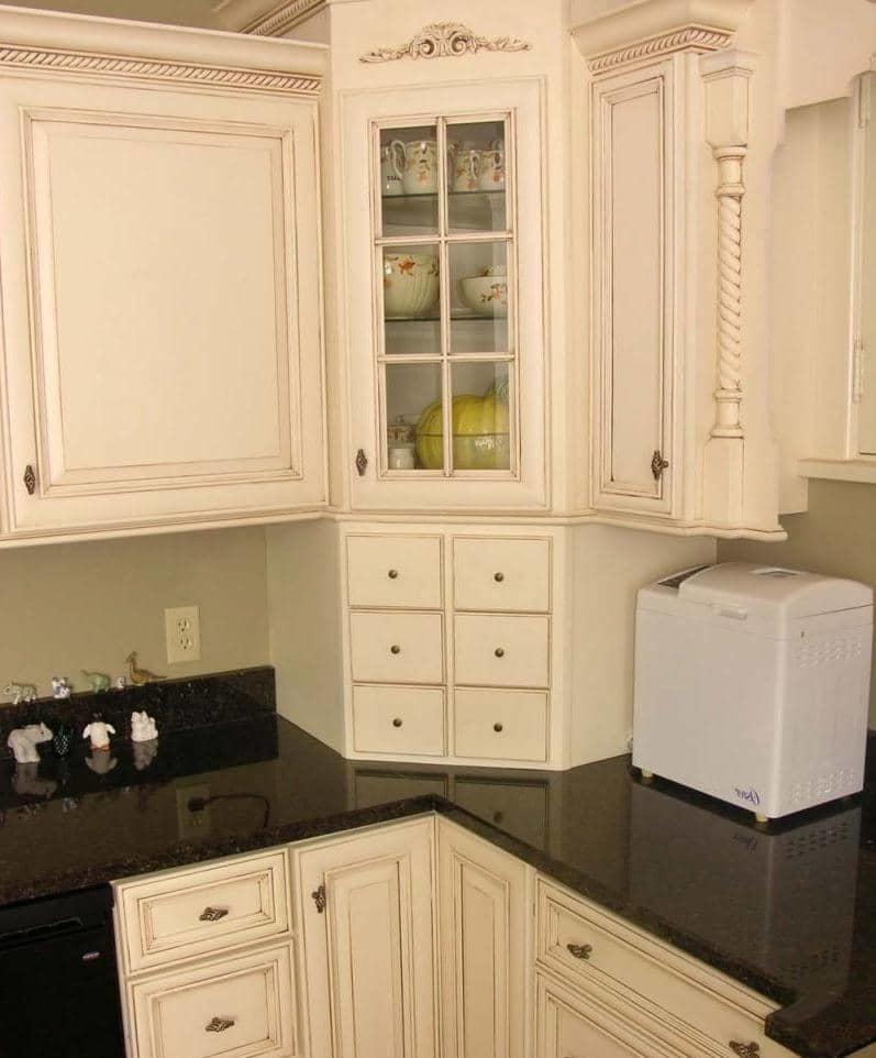 Преимущество углового кухонного шкафа в том, что он даёт возможность максимально эффективно использовать незадействованное пространство кухни