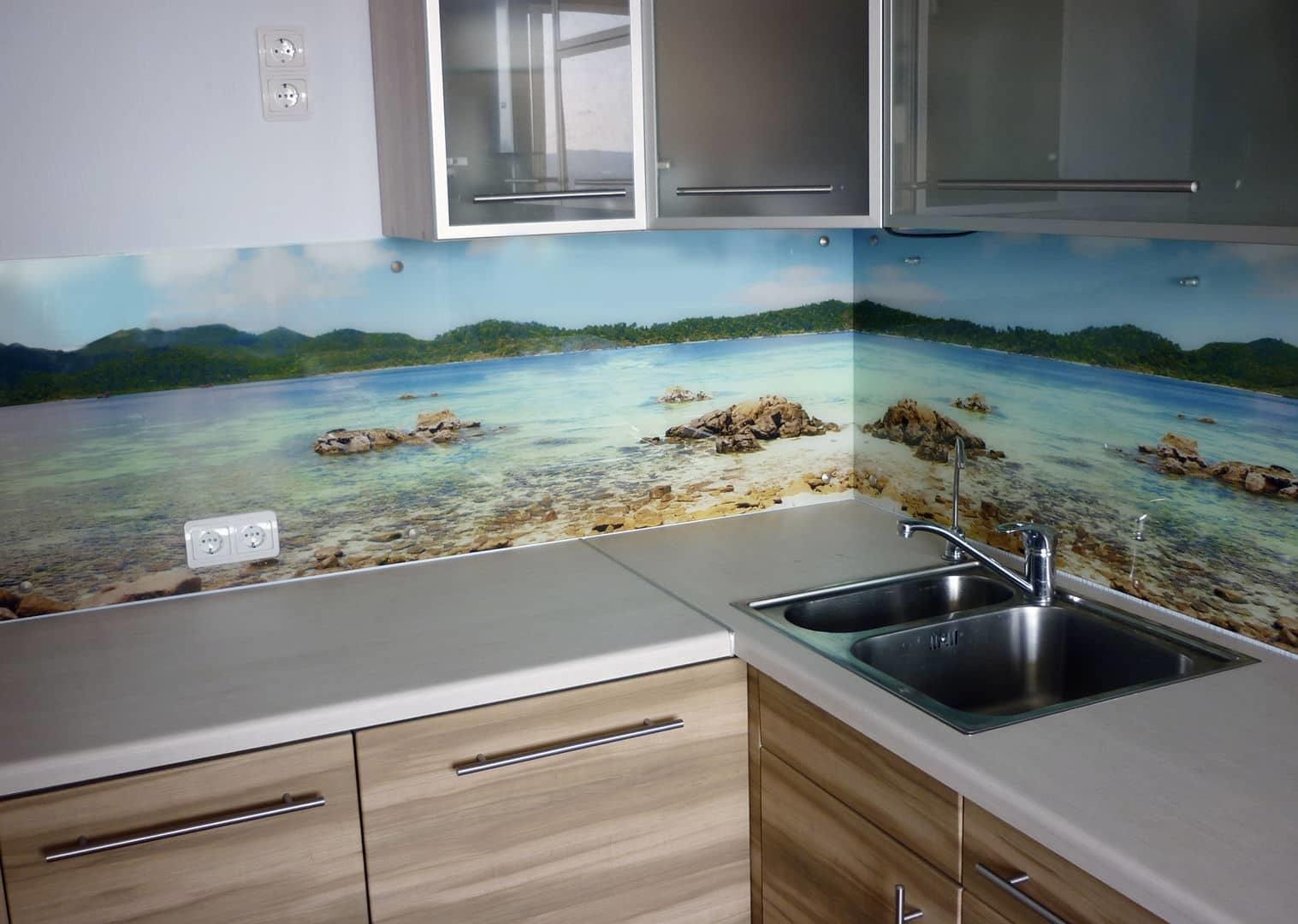 Очень роскошно и современно смотрятся стеновые панели для кухни из стекла, они способны украсить любой интерьер