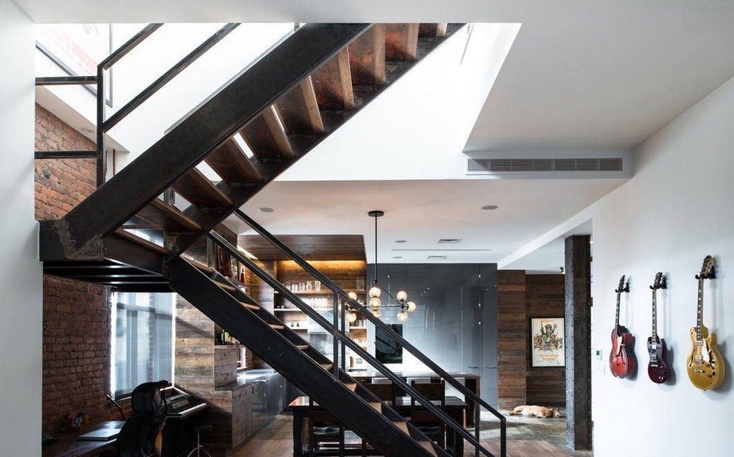 Отлично дополнит современный интерьер квартиры-студии оригинальная лестница в стиле лофт