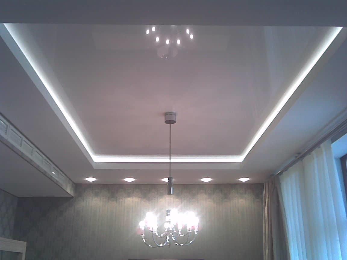 Двухуровневые потолки с подсветкой смотрятся эффектно и роскошно