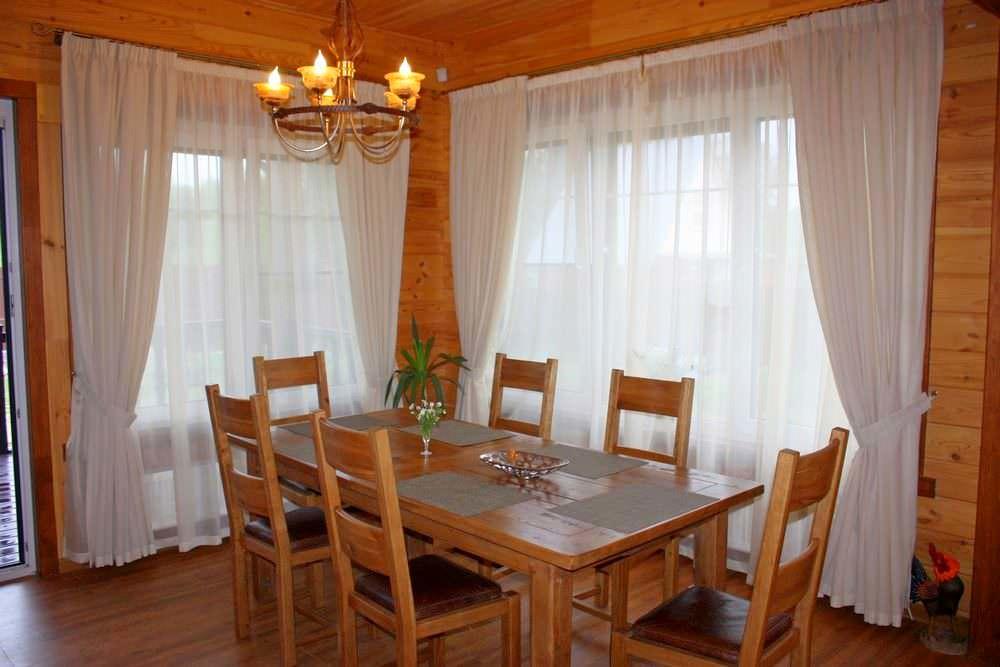 Для деревянного дома наиболее характерны шторы в стиле кантри или прованс из натуральных материалов