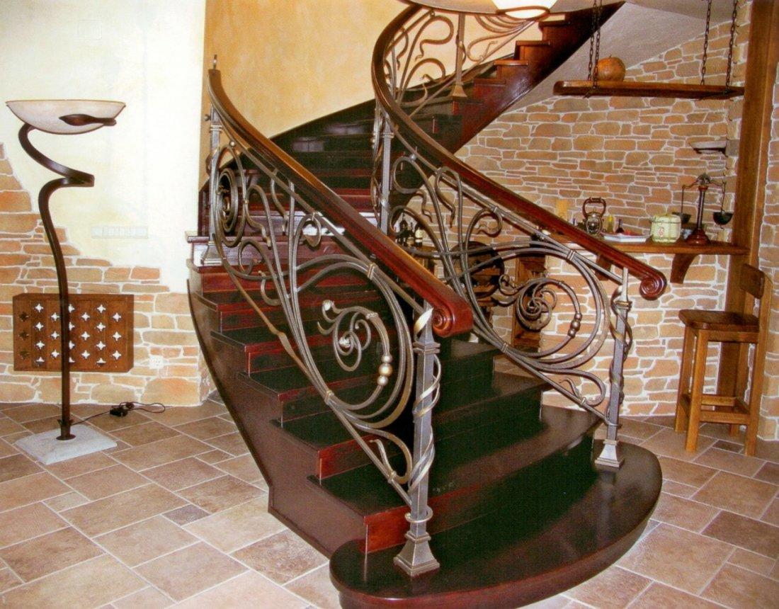 Для лестницы в стиле модерн характерны красивые кованные перила и деревянные ступени
