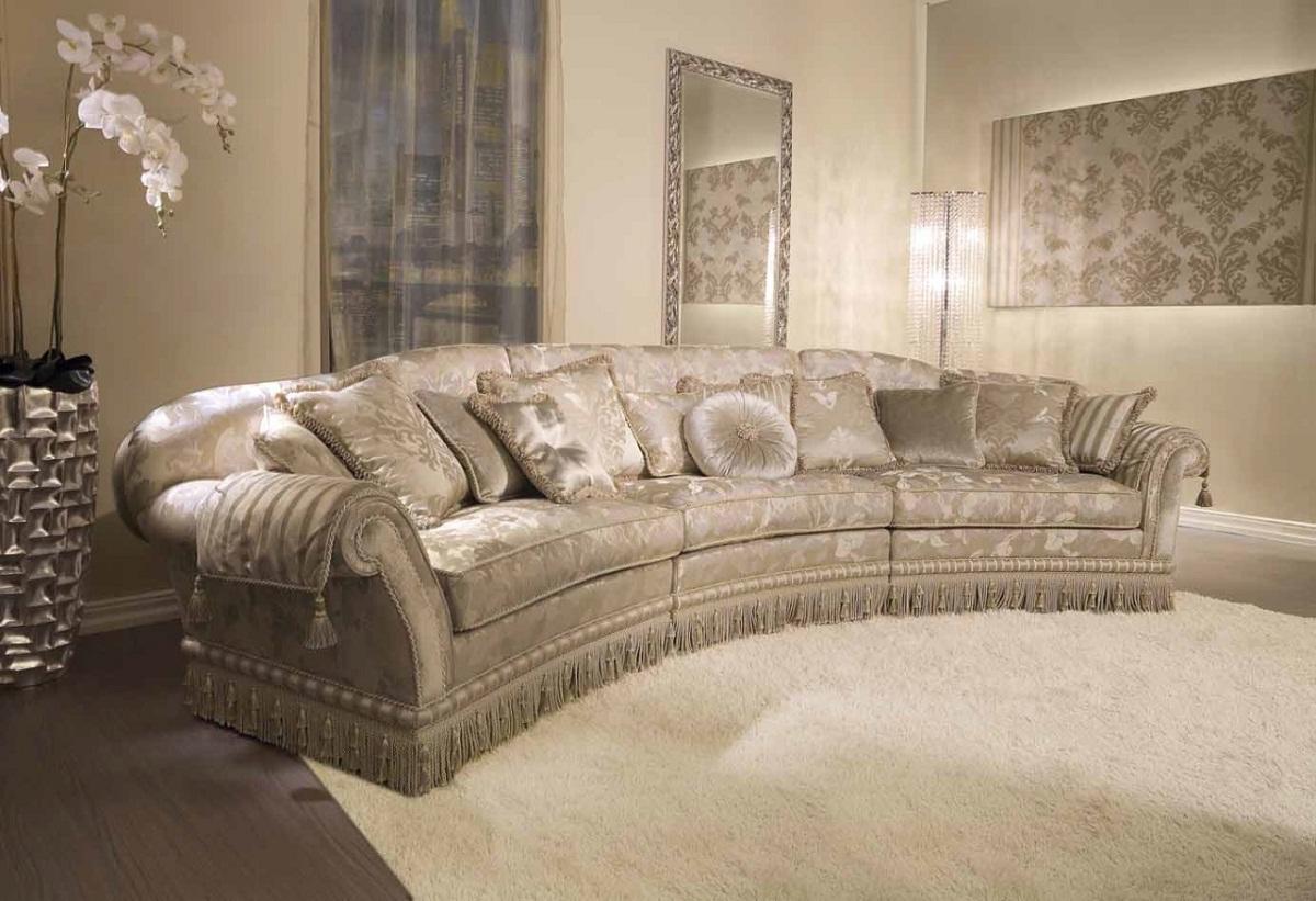 Среди главных особенностей классических диванов следует отметить мягкую обивку и наличие большого количества подушек 
