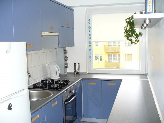 Для небольшой узкой кухни оптимальной является компактная и эргономичная мебель