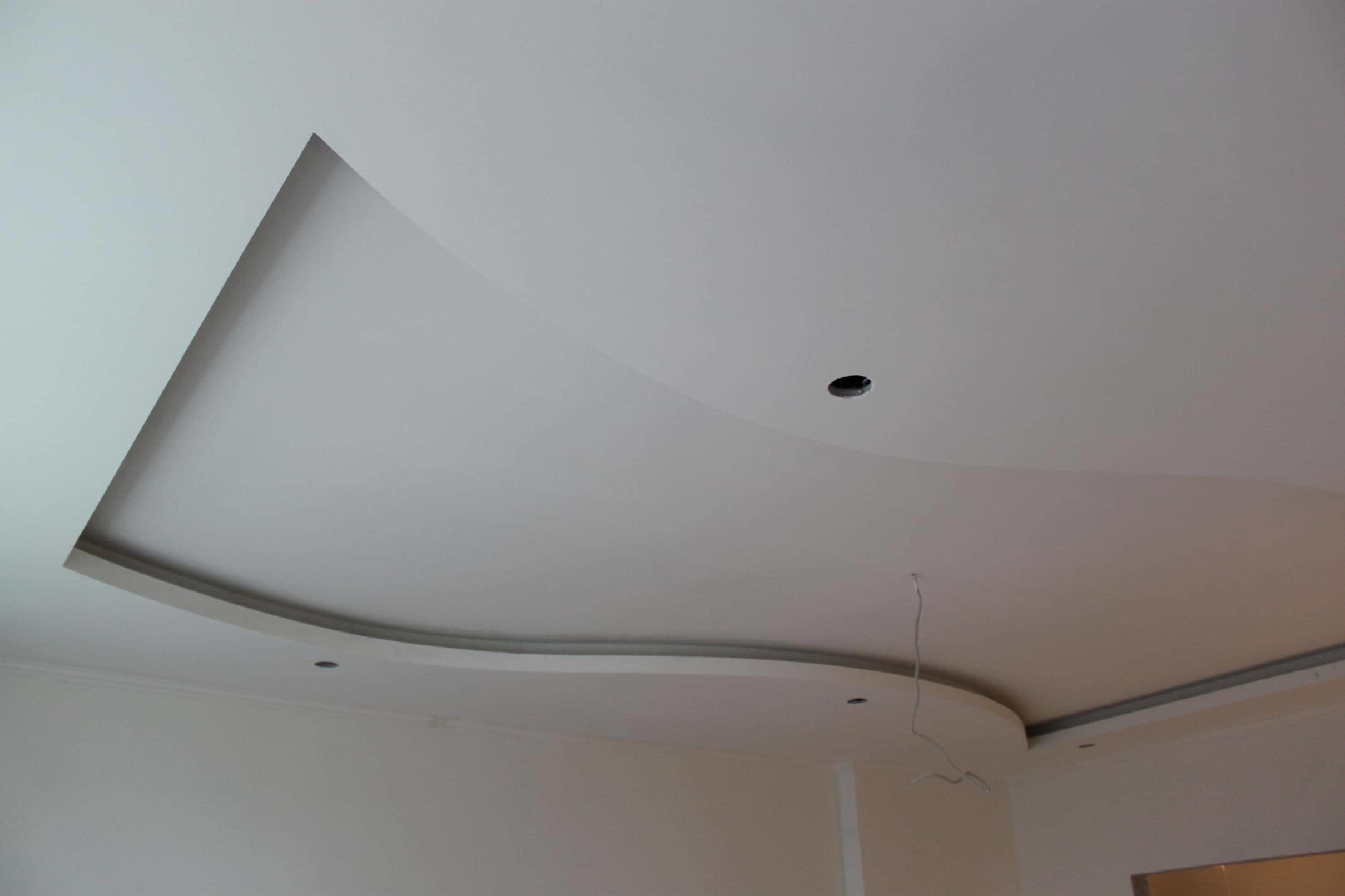 Устанавливать гипсокартонный потолок можно как в больших помещениях, так и маленьких