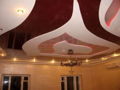 Натяжные потолки прекрасно сочетаются с подвесными конструкциями из гипсокартона