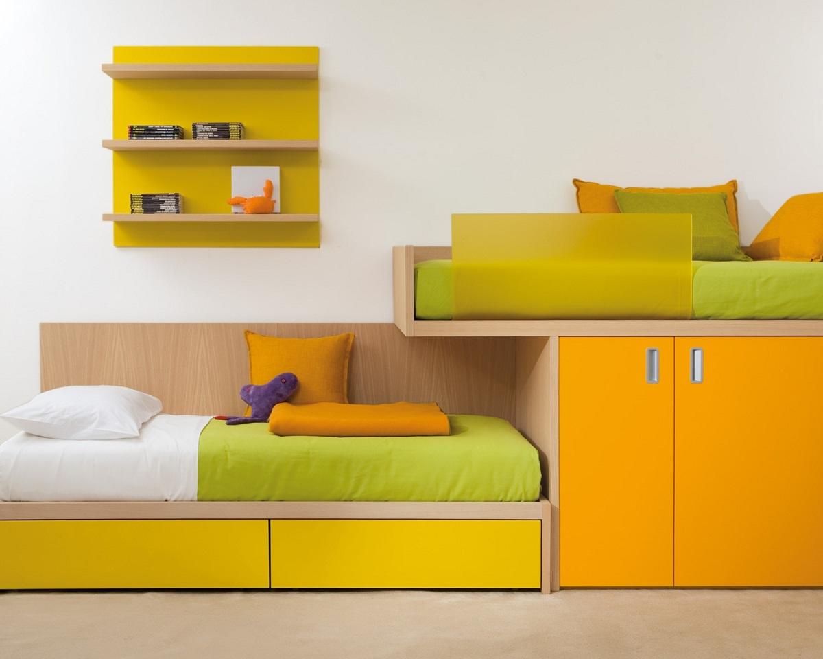Цвет и форму кровати для троит детей стоит выбирать в зависимости от интерьера детской комнаты и личных предпочтений детей 