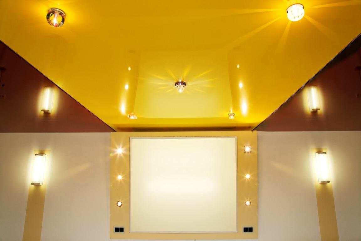 Выбирая натяжной потолок, следует учитывать дизайн комнаты