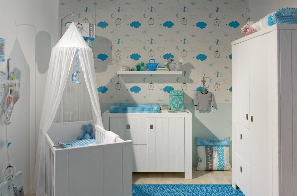 При оформлении комнаты для мальчика можно выбирать не только синий цвет, но и дополнять его белым, бирюзовым или зеленым 
