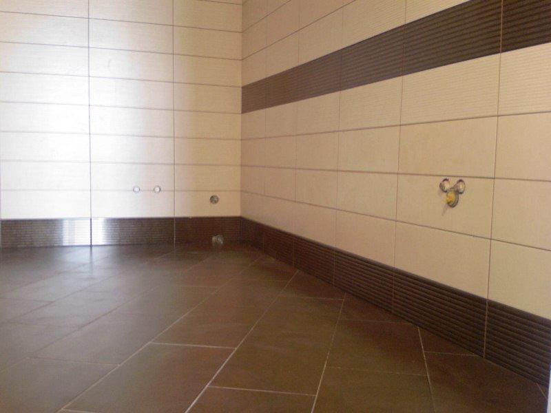 Для создания практичной и удобной обстановки на кухне можно произвести укладку плитки на полу и стенах