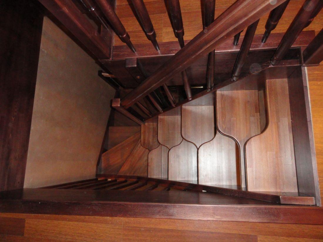 Крутая лестница в частном доме может быть удобной в том случае, если высота подступенок будет составлять 40 см