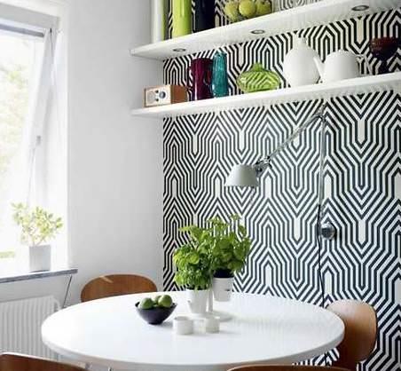Необычные геометрические трели на стенах удачно вписываются в срогий дизайн кухни