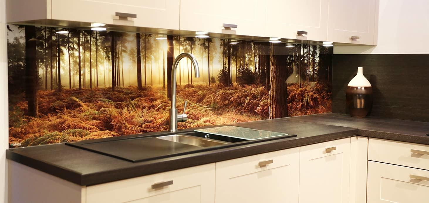С помощью стеклянных панелей вы с легкостью можете скрыть дефекты поверхности стены на вашей кухне