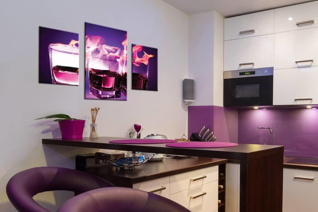 Самые популярные места расположения картин на кухне — над столом, по ширине углового дивана