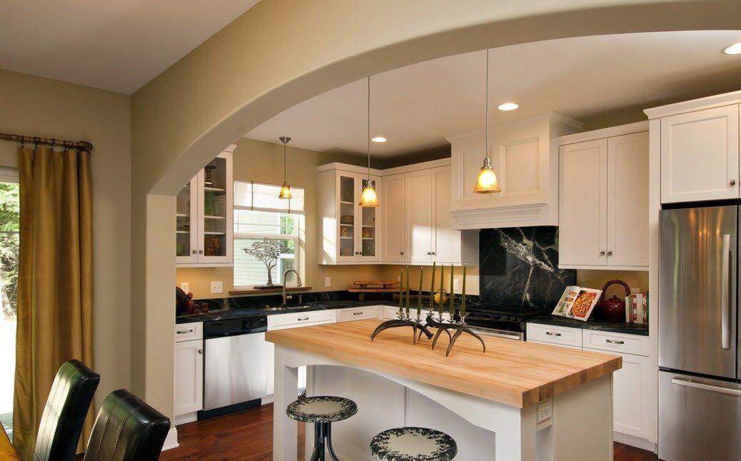 Наиболее популярным вариантом является обычная полукруглая арка, которая разделяет кухню и гостевую комнату