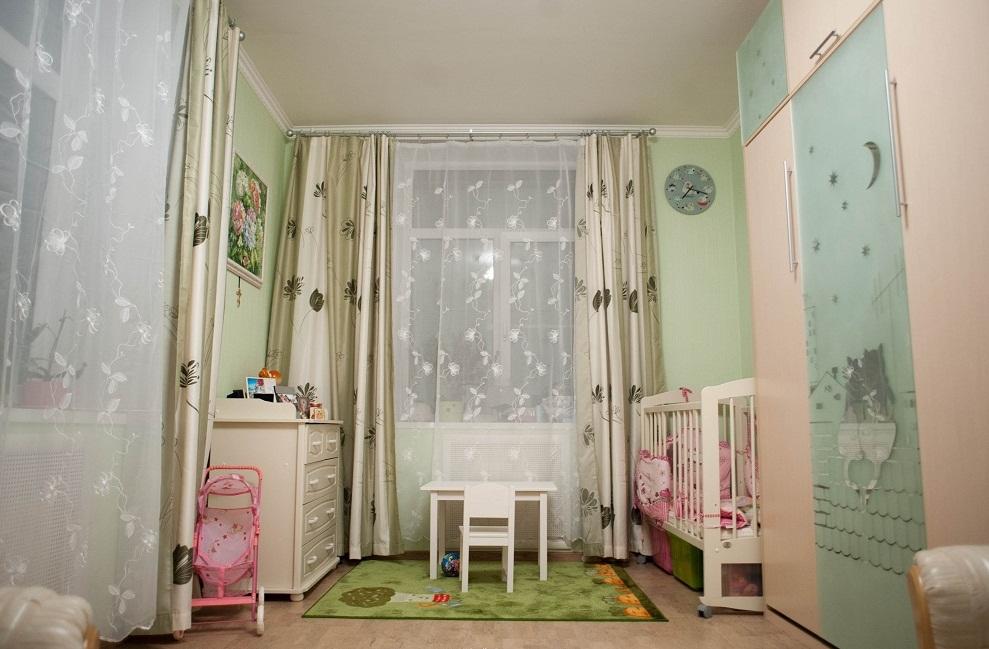 Детскую кроватку рекомендуется ставить как можно дальше от входной двери 