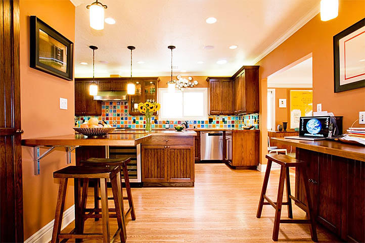 Кухня с обоями оранжевого цвета - пример самого жизнерадостного дизайна. Но не используйте данный цвет, если ваша кухня находится на солнечной стороне, так как оранжевый оттенок будет попросту раздражать своей контрастностью