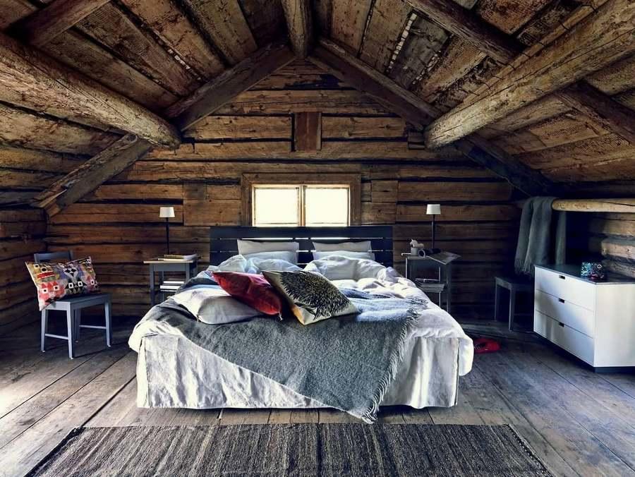 Спальню на чердаке деревянного дома необходимо правильно утеплить и позаботиться о достаточной освещенности помещения 