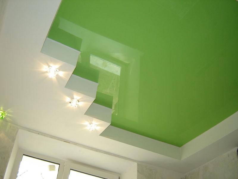 Наиболее выгодно в интерьере комнаты будет смотреться натяжной однотонный потолок с глянцевой поверхностью