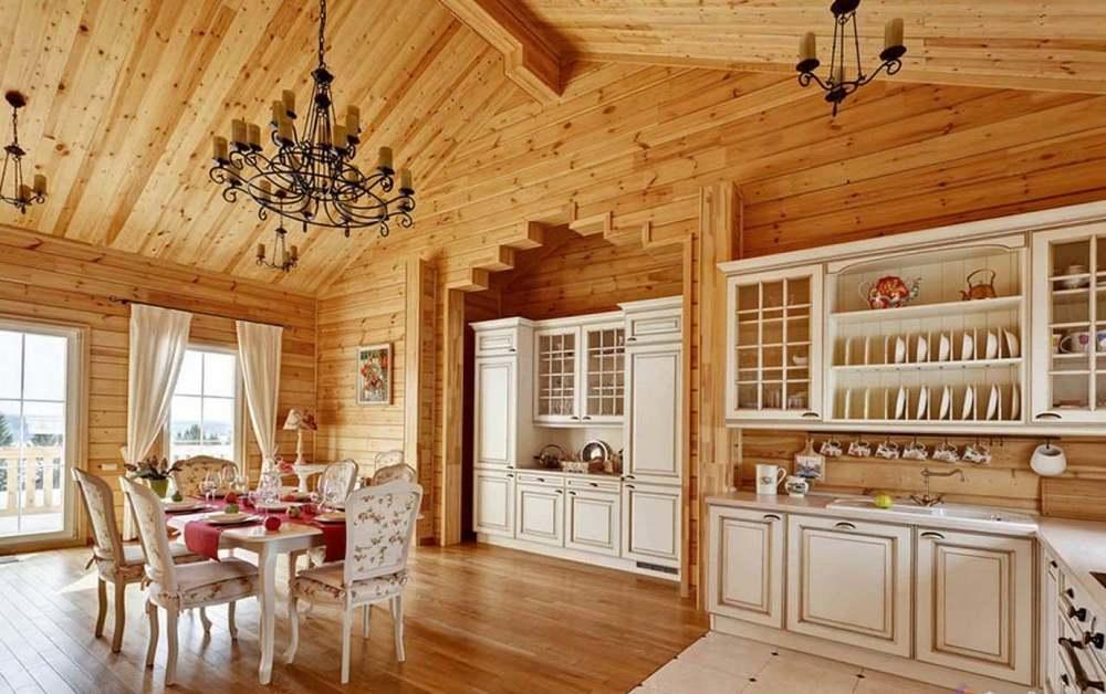 При выборе мебели для кухни в деревянный дом не стоит забывать о том, чтобы она была прочной и практичной