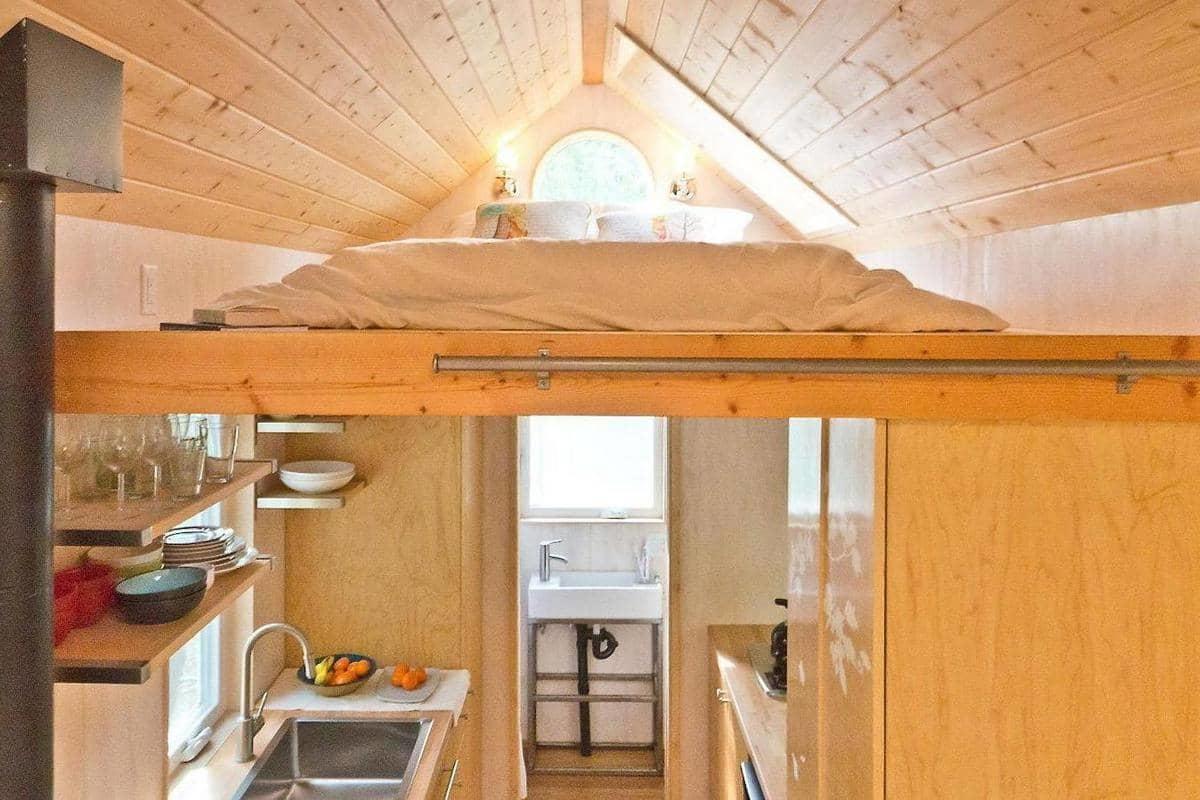 Спальня-антресоль в деревянном небольшом доме будет выглядеть довольно оригинально, а главное — станет практичным и функциональным местом для отдыха