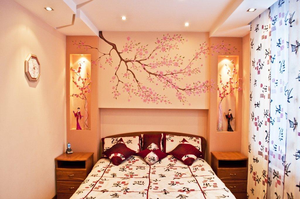 Оформляя потолок в спальне, предпочтение следует отдавать пастельным тонам, ведь именно они способствуют релаксации и созданию спокойной атмосферы 