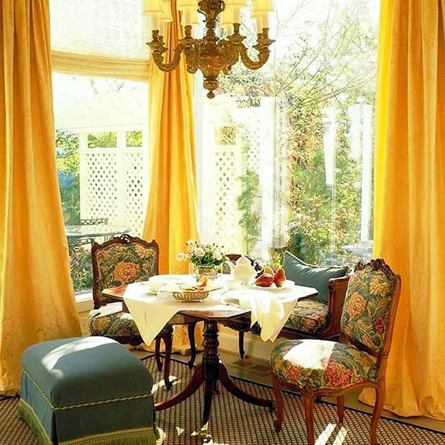 Желтые шторы в интерьере должны быть грамотно подобраны