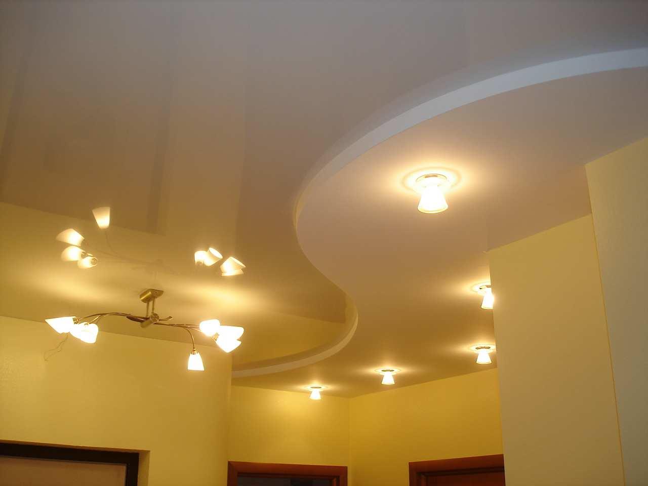 Для более качественной освещенности, лучше повесить на потолок люстру или лампу