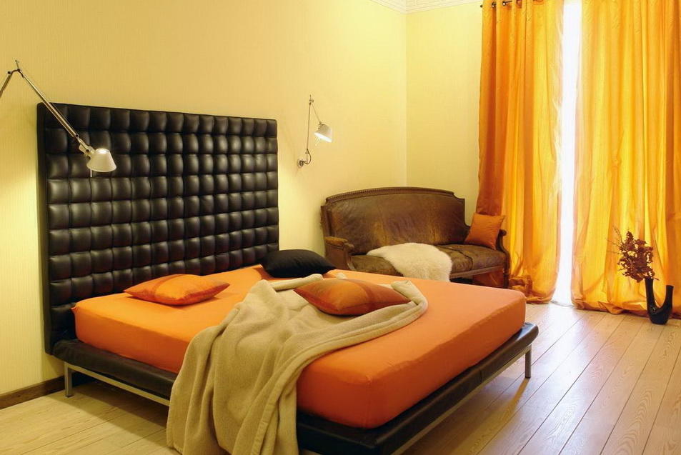 Наиболее популярными для спальни являются желтые и оранжевые цветовые гаммы