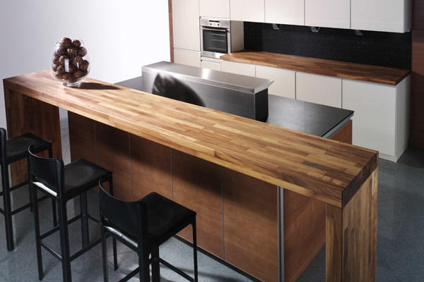 Барная стойка на кухне из дерева - сама классика и отличается тем, что идеально вписывается в дизайн кухни практически любого стиля