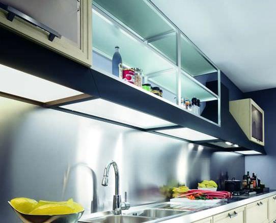 Навесной кухонный шкаф - отличное подспорье для любой хозяйки 