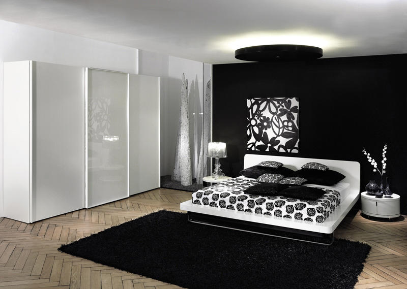 Спальня с белой мебелью может быть выполнена в нескольких стилях, выбирайте тот, что вам ближе по душе