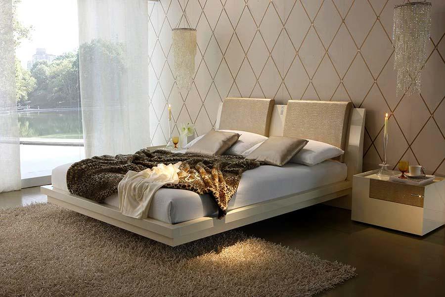 Сделать спальную комнату более уютной можно при помощи прикроватного ковра и оригинальных декоративных элементов