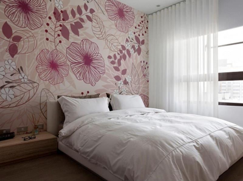 Обои для стен с крупными цветами лучше всего смотрятся в просторных помещениях с минимумом мебели