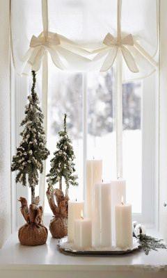 Новогодний декор окна не может обойтись без таких элементов как елка и свечи