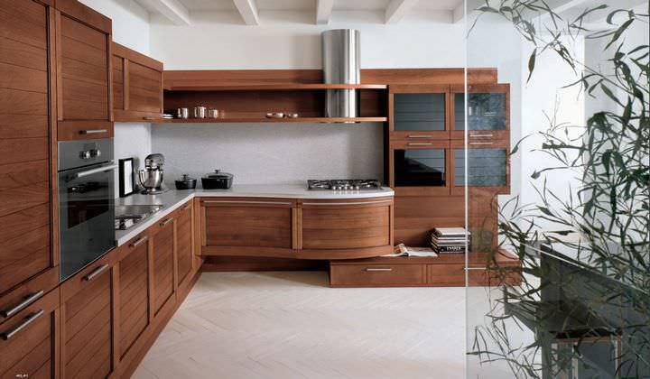 Интерьер включает открытые деревянные потолочные балки – обычное явление в итальянских кухнях, как и шкафы, сделанные из высококачественной натуральной древесины. Они могут быть окрашены или иметь естественный цвет