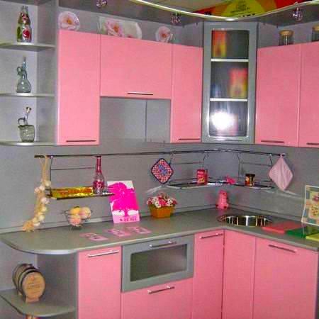 Розовые фасады будут являть собой акценты в кухне с нейтральным интерьером