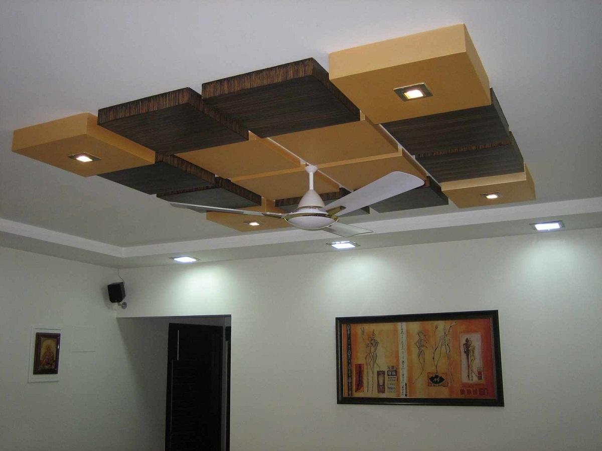 Сделать оригинальный потолок можно путем сочетания разных материалов: дерева, пластика, металла 