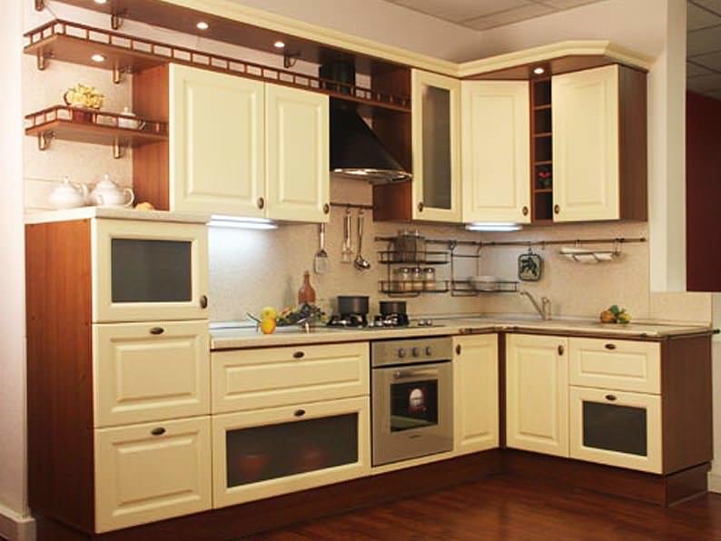 Кухонные гарнитуры эконом класса обладают меньшим количеством декора и функциональных элементов