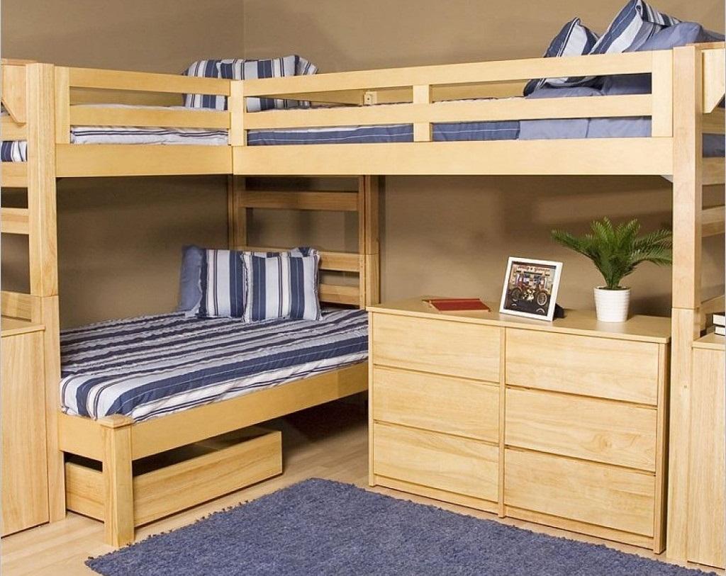 Кровать для троих детей лучше расположить возле стены или в углу комнаты 
