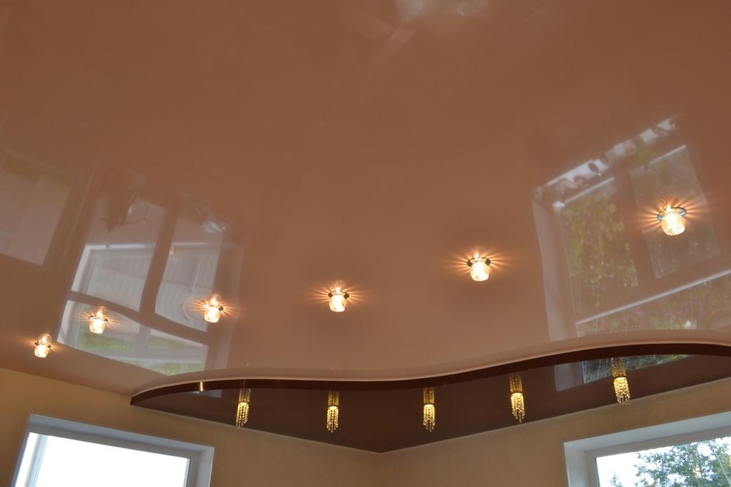 Наиболее популярным вариантом освещения для натяжного потолка являются точечные светильники