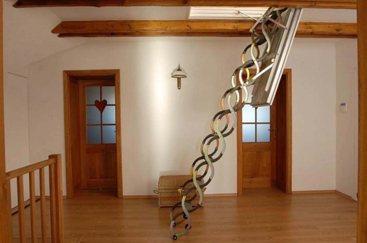Складные лестницы на второй этаж имеют массу достоинств
