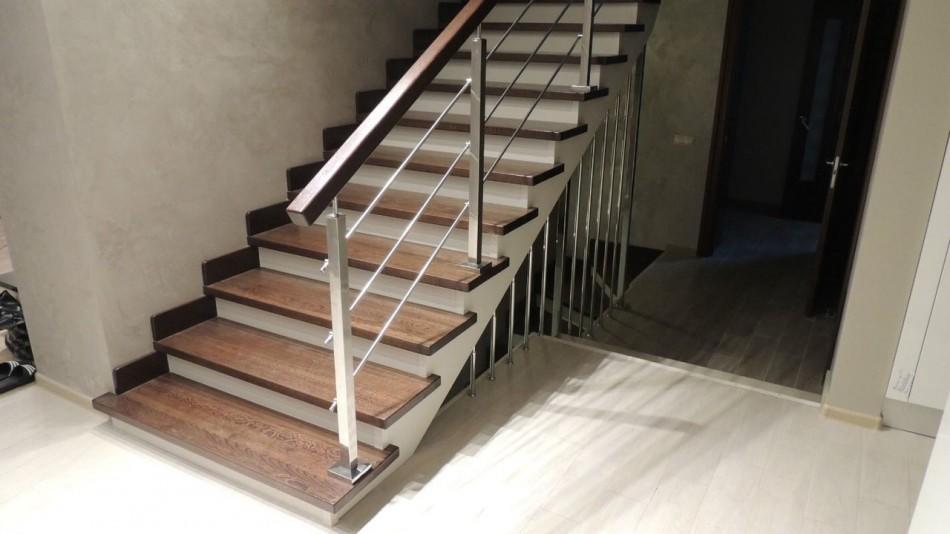 Маршевая лестница на косоурах удобна в использовании, безопасна и экономична