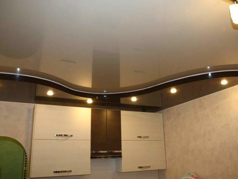 Многоуровневая конструкция с натяжным потолком на кухне смотрится очень эффектно