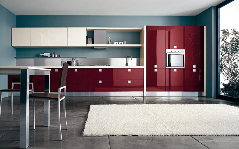 Красный с белым или черным - далеко не единственные удачные сочетание - бордовый с темно-синим также будут выглядеть на кухне оригинально и стильно